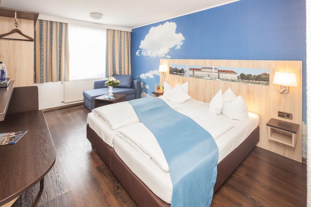 Hotel Blauer Karpfen Oberschleißheim エクステリア 写真