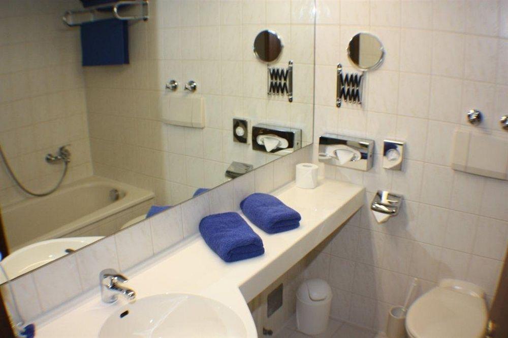 Hotel Blauer Karpfen Oberschleißheim エクステリア 写真