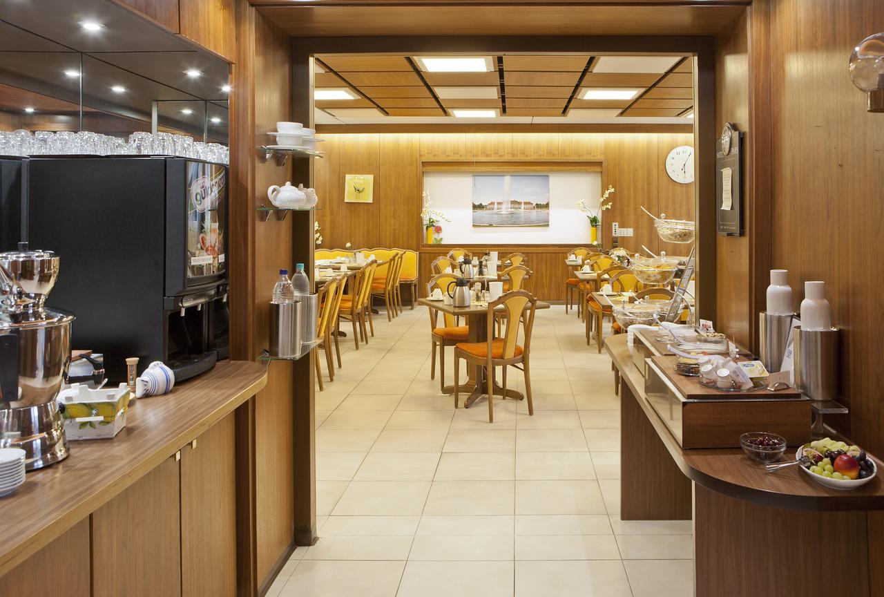Hotel Blauer Karpfen Oberschleißheim エクステリア 写真