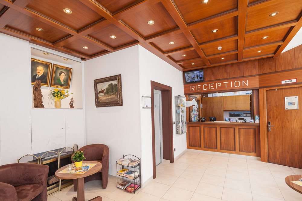 Hotel Blauer Karpfen Oberschleißheim エクステリア 写真
