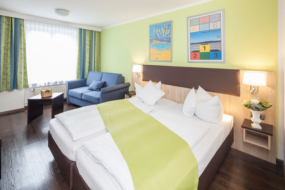 Hotel Blauer Karpfen Oberschleißheim エクステリア 写真