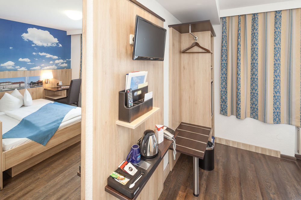 Hotel Blauer Karpfen Oberschleißheim エクステリア 写真