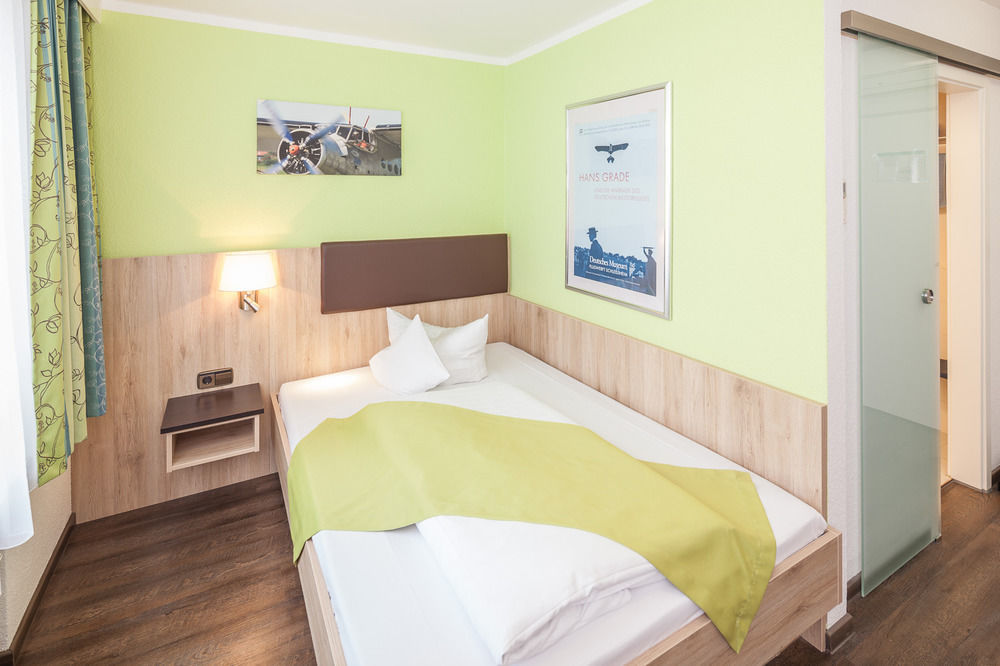 Hotel Blauer Karpfen Oberschleißheim エクステリア 写真