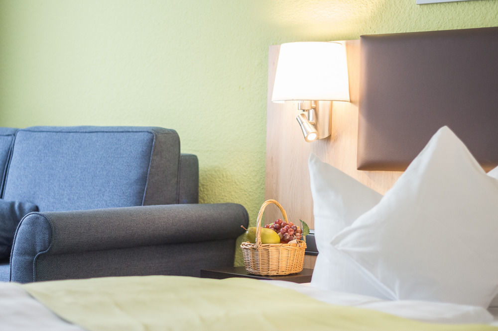 Hotel Blauer Karpfen Oberschleißheim エクステリア 写真