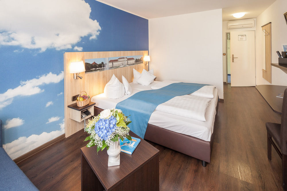 Hotel Blauer Karpfen Oberschleißheim エクステリア 写真
