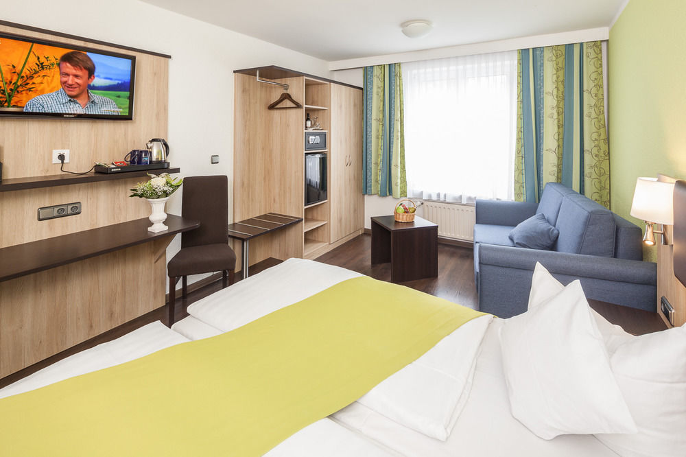 Hotel Blauer Karpfen Oberschleißheim エクステリア 写真