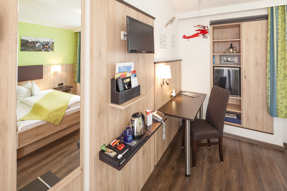 Hotel Blauer Karpfen Oberschleißheim エクステリア 写真