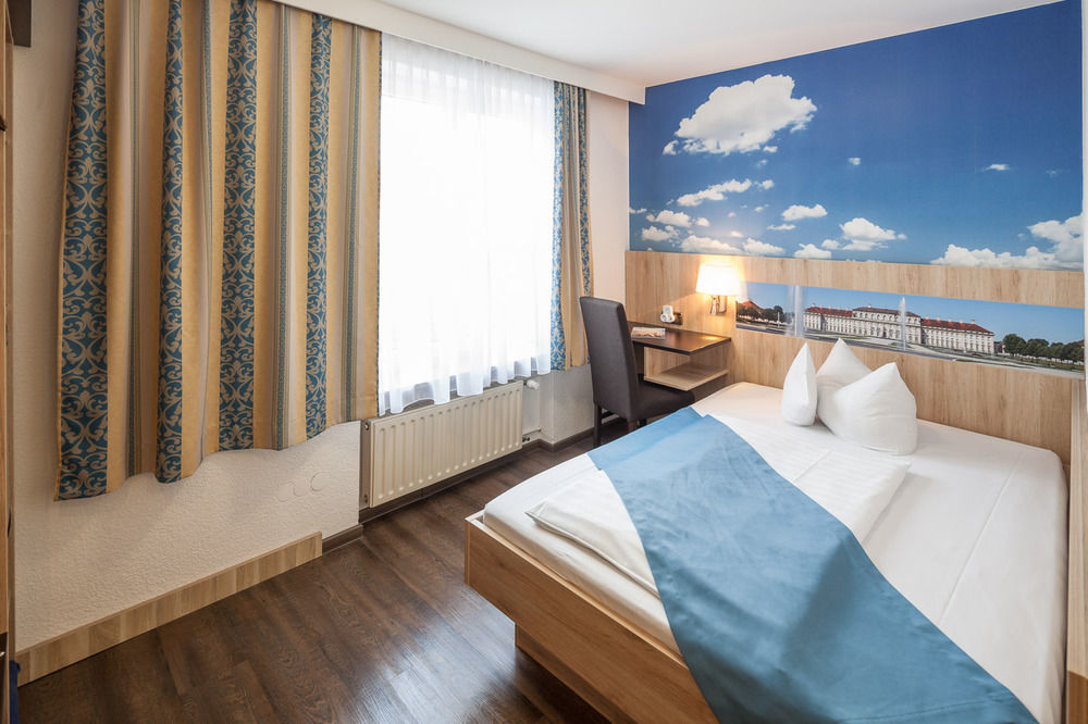 Hotel Blauer Karpfen Oberschleißheim エクステリア 写真
