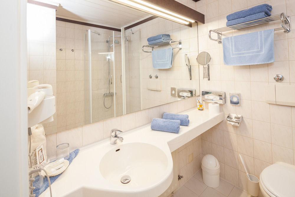 Hotel Blauer Karpfen Oberschleißheim エクステリア 写真