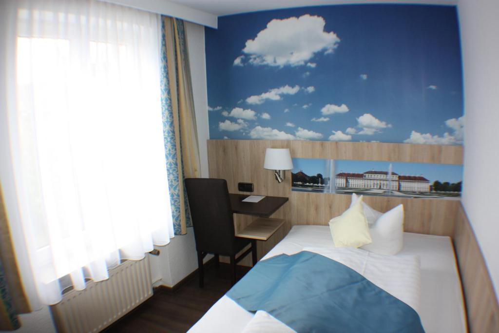 Hotel Blauer Karpfen Oberschleißheim エクステリア 写真