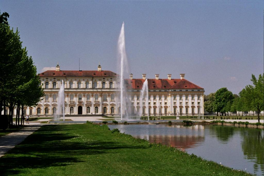 Hotel Blauer Karpfen Oberschleißheim エクステリア 写真