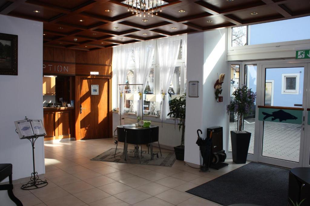 Hotel Blauer Karpfen Oberschleißheim エクステリア 写真