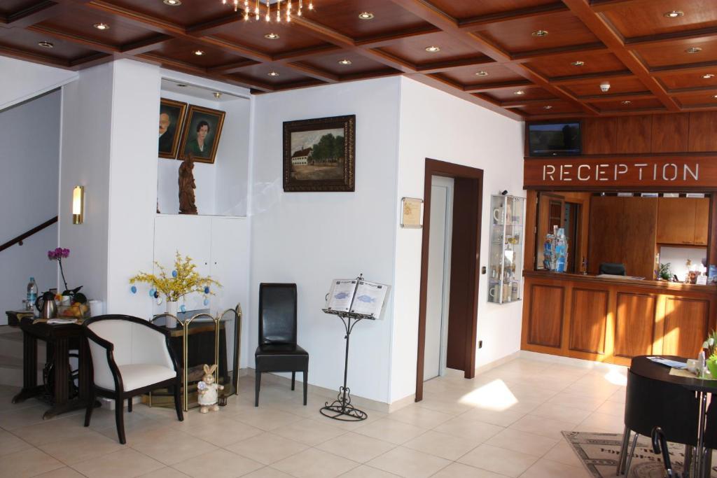 Hotel Blauer Karpfen Oberschleißheim エクステリア 写真
