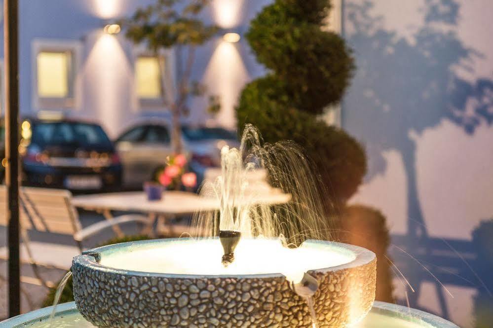 Hotel Blauer Karpfen Oberschleißheim エクステリア 写真